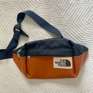 North face large crossbody Fanny pack navy & leather